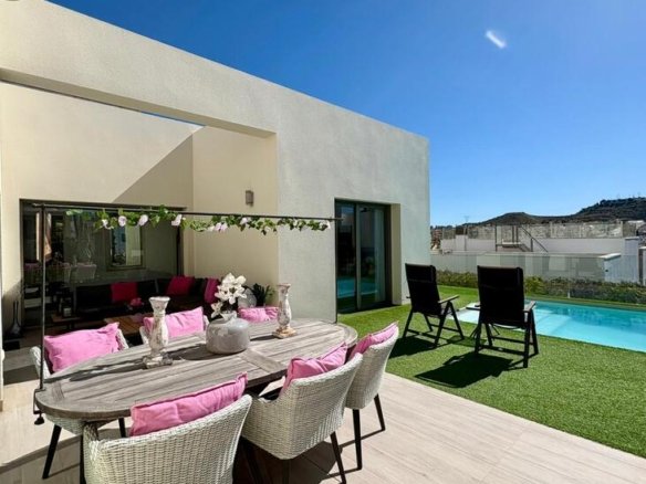 3 Bedroom 2 Bathroom Villa in Benijofar - Caza De Casa