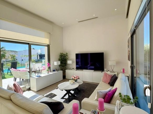 3 Bedroom 2 Bathroom Villa in Benijofar - Caza De Casa