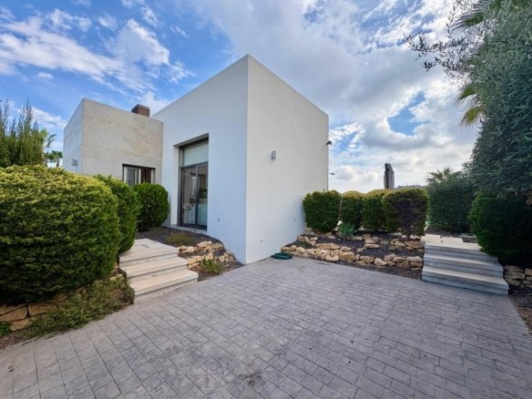 3 Bedroom 2 Bathroom Villa in Benijofar - Caza De Casa