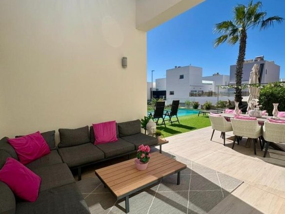 3 Bedroom 2 Bathroom Villa in Benijofar - Caza De Casa
