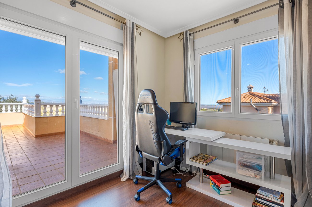 3 Bed 3 Bath Villa in Ciudad De Las Comunicaciones - Caza De Casa