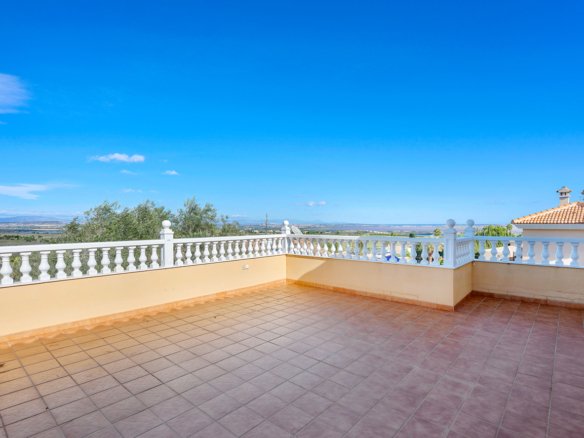 3 Bed 3 Bath Villa in Ciudad De Las Comunicaciones - Caza De Casa