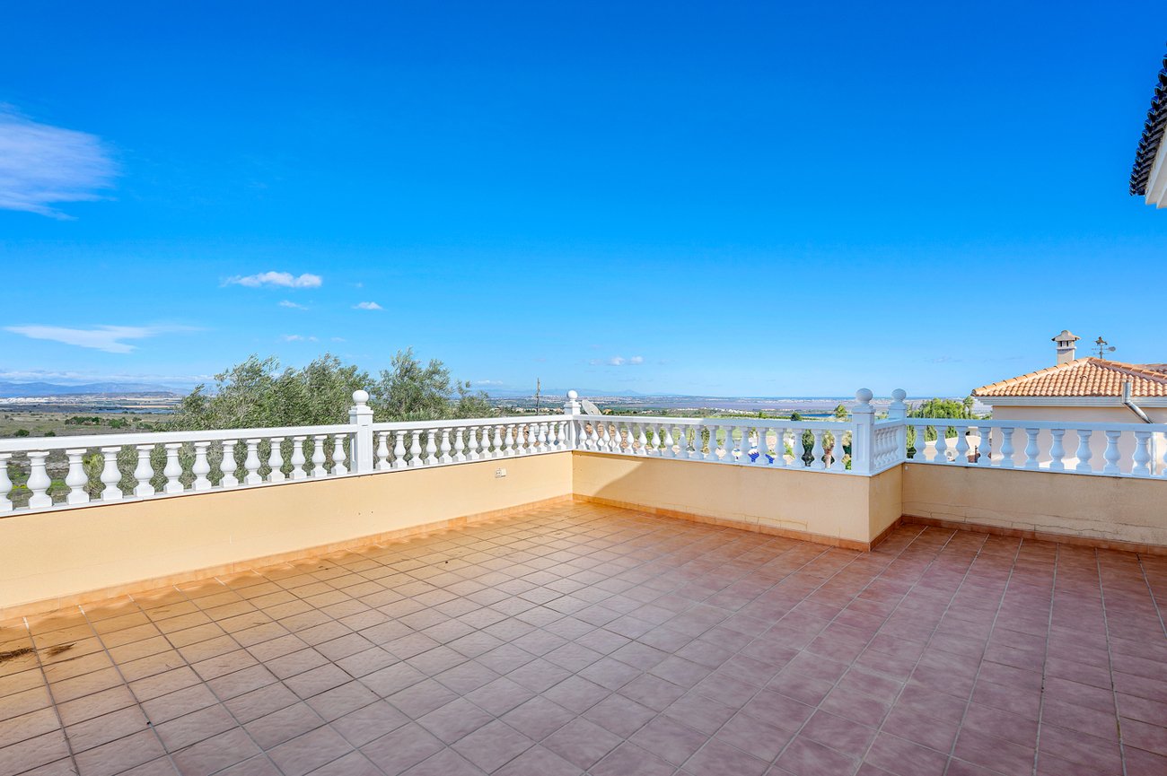 3 Bed 3 Bath Villa in Ciudad De Las Comunicaciones - Caza De Casa