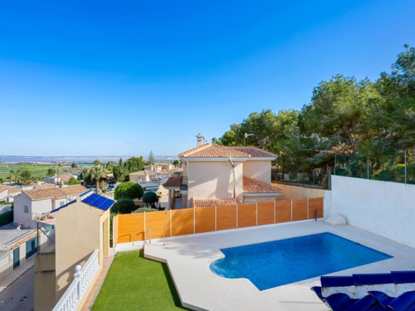 3 Bed 3 Bath Villa in Ciudad De Las Comunicaciones - Caza De Casa