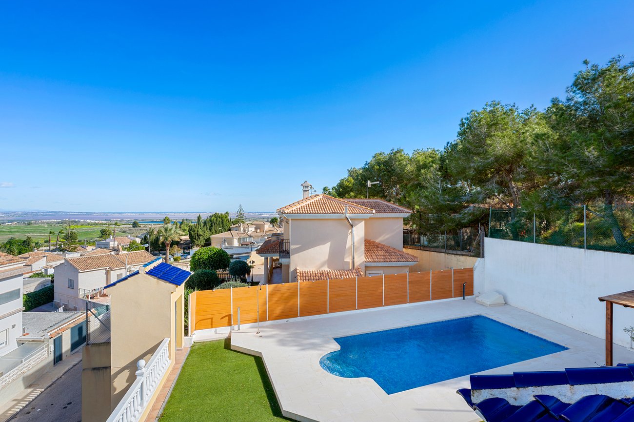 3 Bed 3 Bath Villa in Ciudad De Las Comunicaciones - Caza De Casa