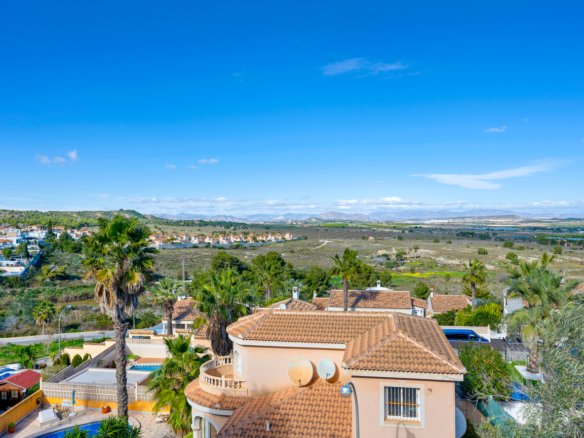 3 Bed 3 Bath Villa in Ciudad De Las Comunicaciones - Caza De Casa