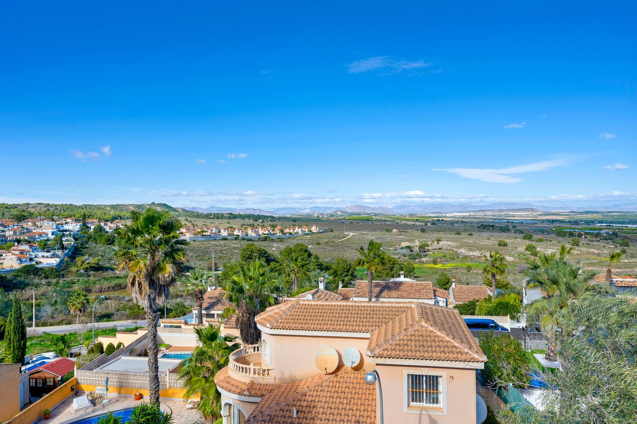 3 Bed 3 Bath Villa in Ciudad De Las Comunicaciones - Caza De Casa