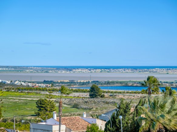 3 Bed 3 Bath Villa in Ciudad De Las Comunicaciones - Caza De Casa