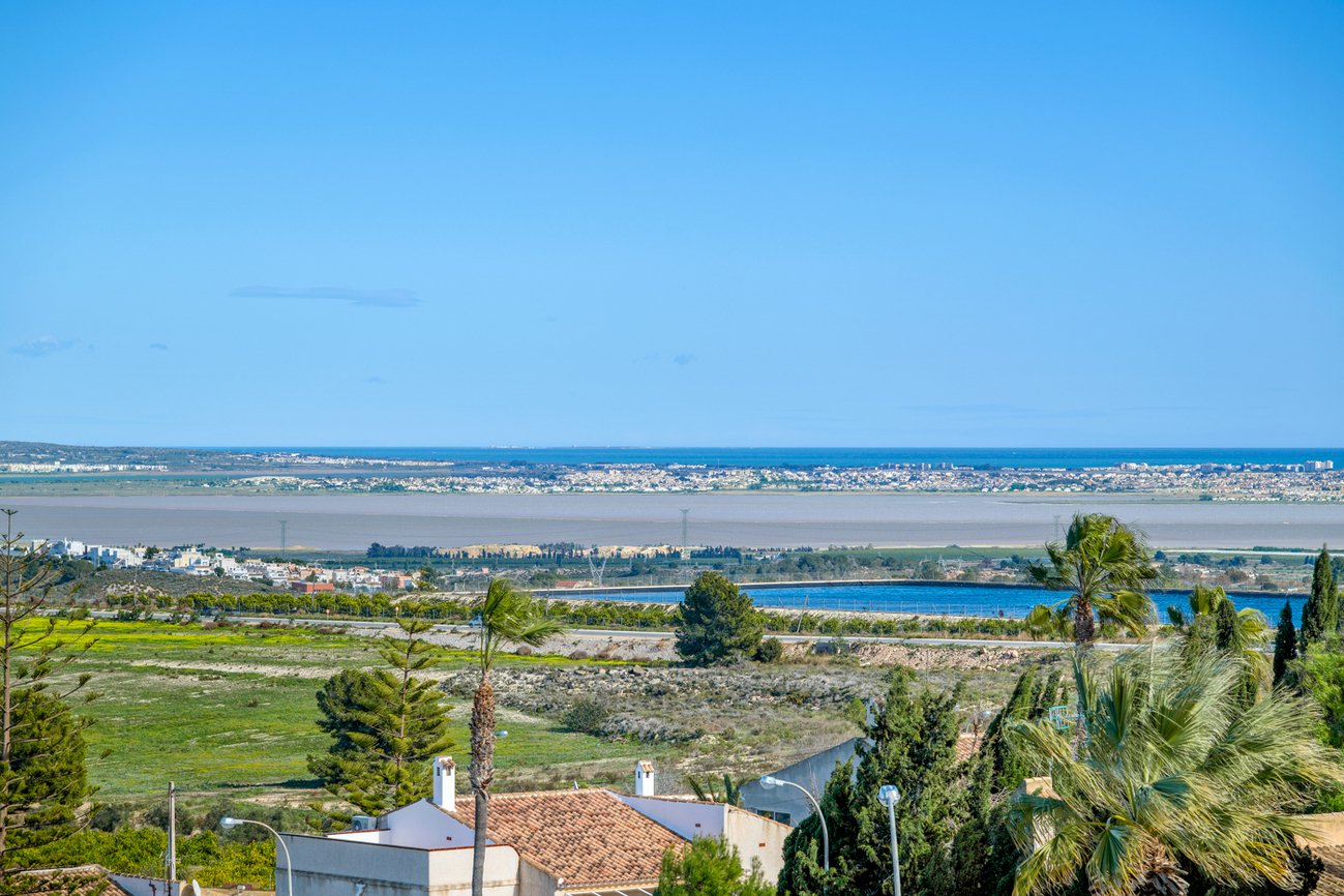 3 Bed 3 Bath Villa in Ciudad De Las Comunicaciones - Caza De Casa