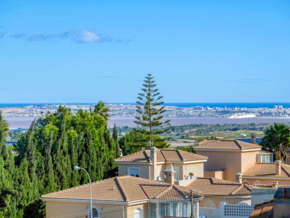 3 Bed 3 Bath Villa in Ciudad De Las Comunicaciones - Caza De Casa