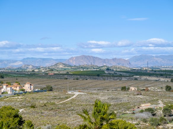3 Bed 3 Bath Villa in Ciudad De Las Comunicaciones - Caza De Casa