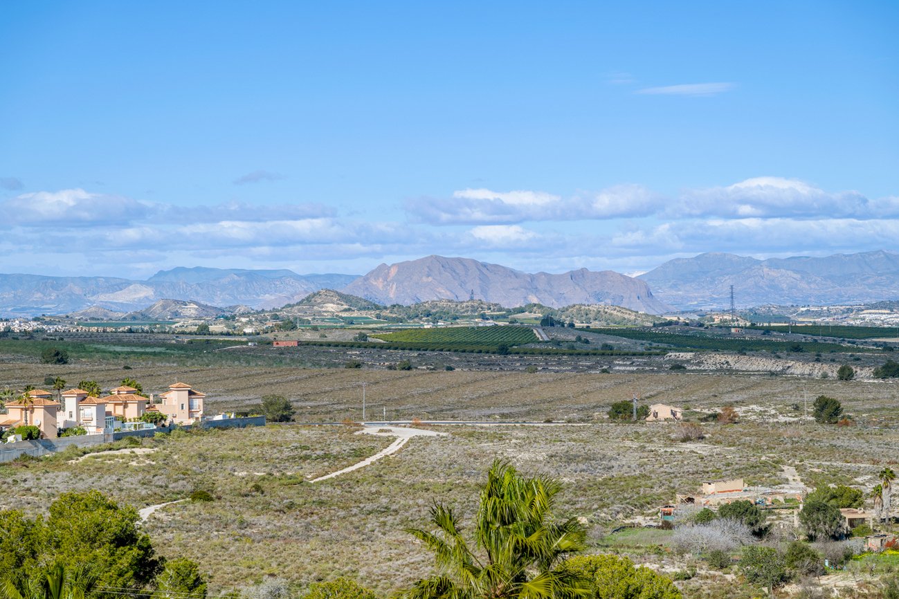 3 Bed 3 Bath Villa in Ciudad De Las Comunicaciones - Caza De Casa