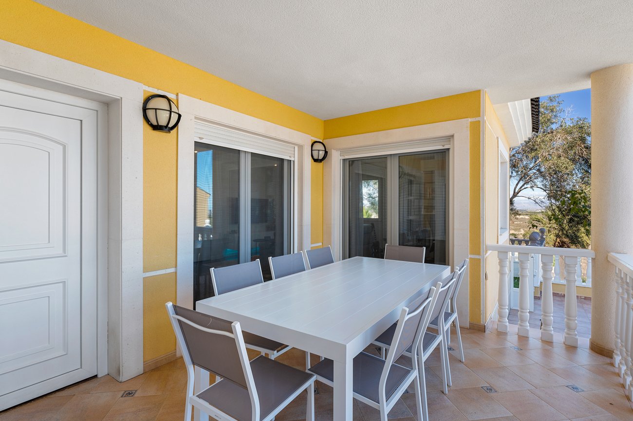3 Bed 3 Bath Villa in Ciudad De Las Comunicaciones - Caza De Casa