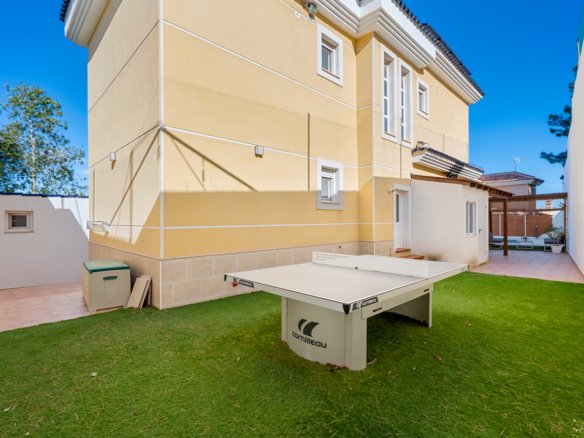 3 Bed 3 Bath Villa in Ciudad De Las Comunicaciones - Caza De Casa