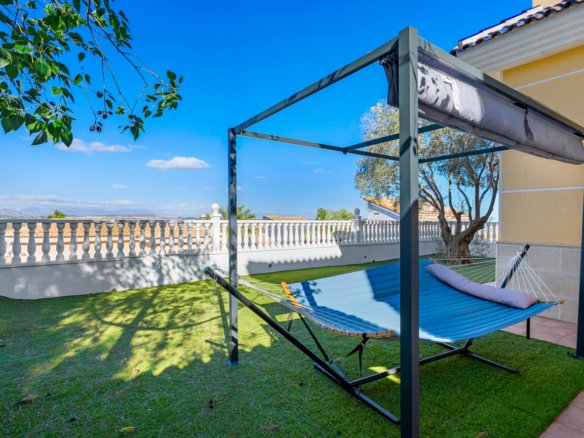 3 Bed 3 Bath Villa in Ciudad De Las Comunicaciones - Caza De Casa