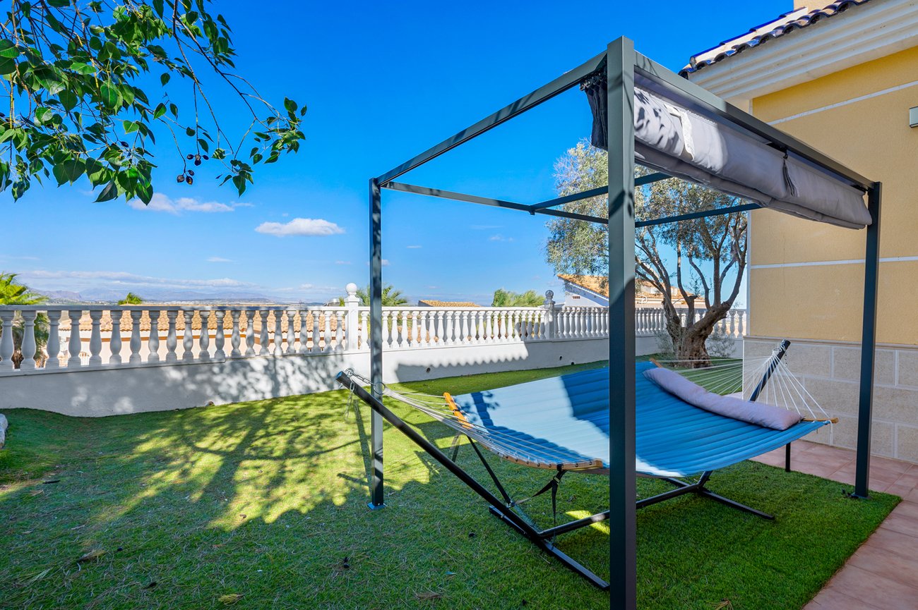3 Bed 3 Bath Villa in Ciudad De Las Comunicaciones - Caza De Casa
