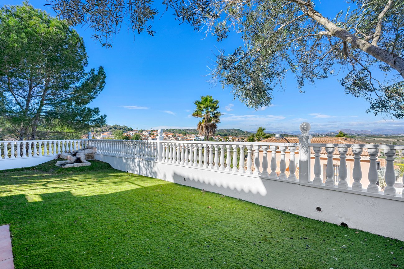 3 Bed 3 Bath Villa in Ciudad De Las Comunicaciones - Caza De Casa