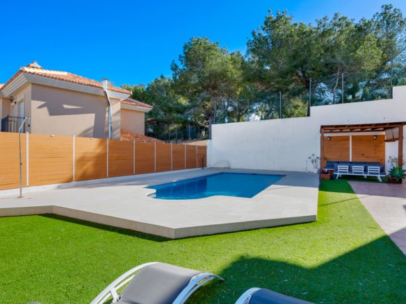 3 Bed 3 Bath Villa in Ciudad De Las Comunicaciones - Caza De Casa