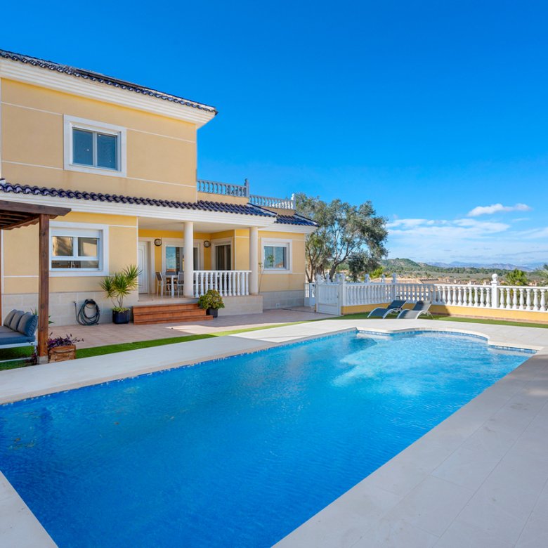 3 Bedroom 3 Bathroom Villa in Ciudad De Las Comunicaciones - Caza De Casa