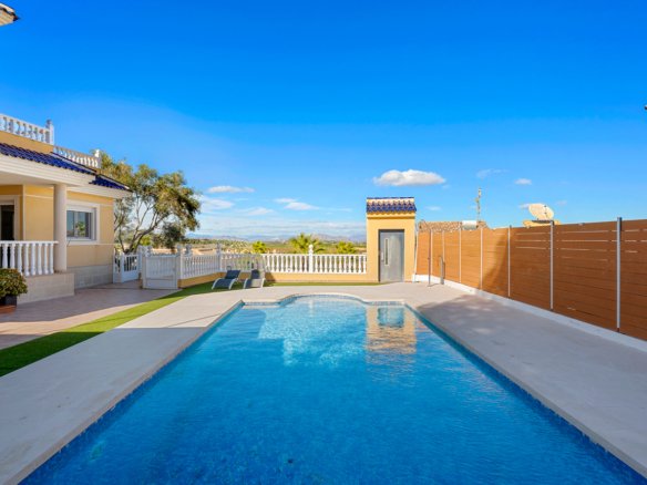 3 Bed 3 Bath Villa in Ciudad De Las Comunicaciones - Caza De Casa