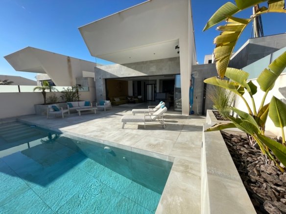 4 Bed 3 Bath Villa in Ciudad Quesada - Caza De Casa