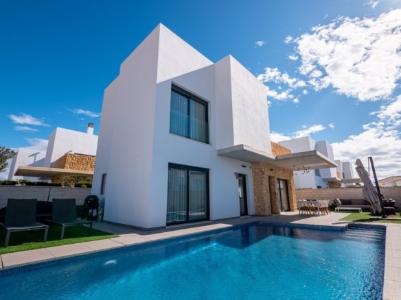 3 Bed 2 Bath Villa in Ciudad Quesada - Caza De Casa