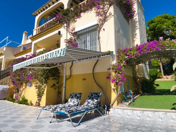 3 Bedroom 2 Bathroom Villa in Las Ramblas Golf - Caza De Casa