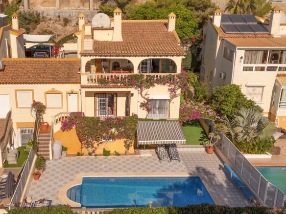 3 Bedroom 2 Bathroom Villa in Las Ramblas Golf - Caza De Casa