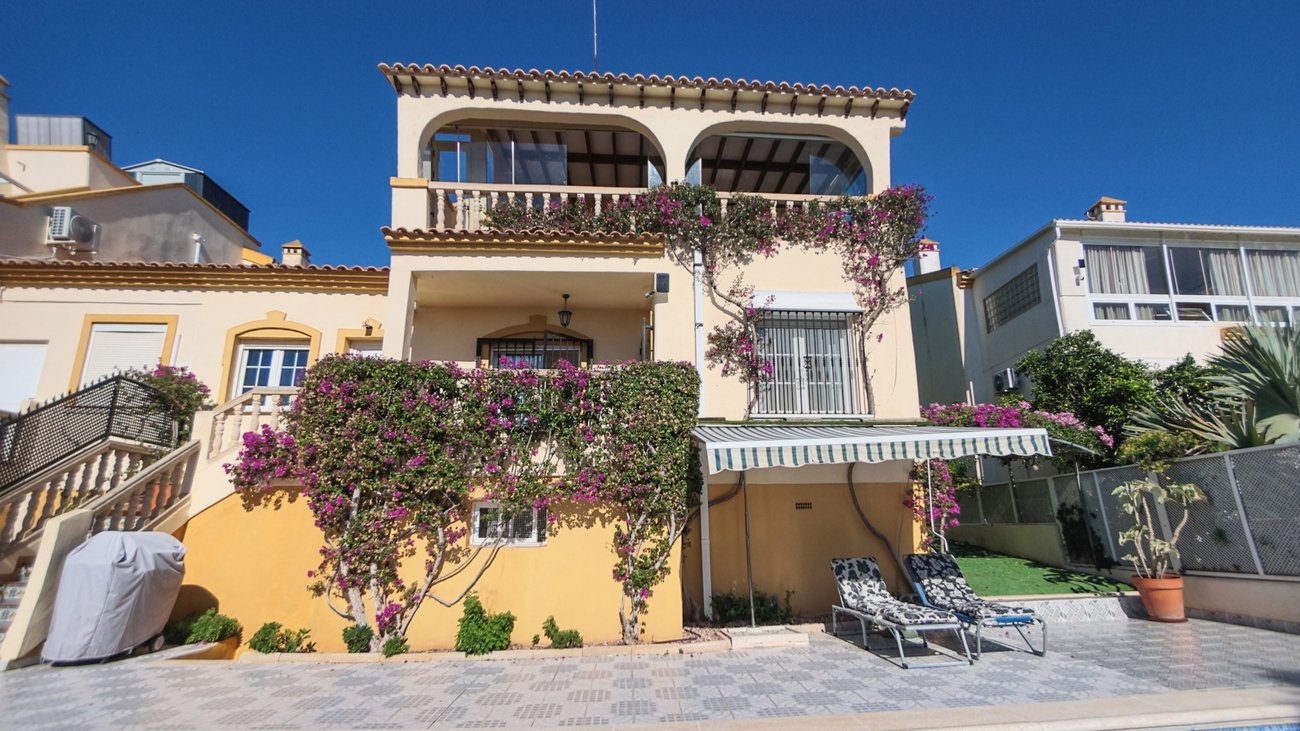 3 Bedroom 2 Bathroom Villa in Las Ramblas Golf - Caza De Casa