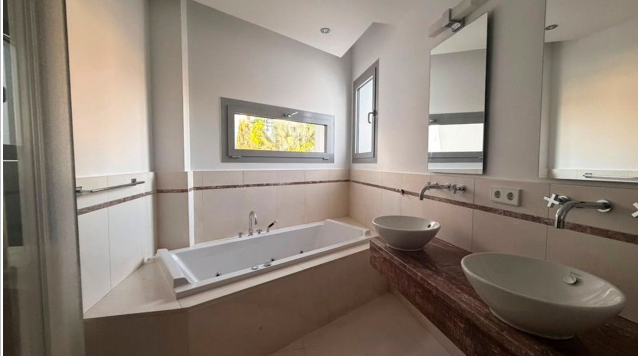 4 Bedroom 6 Bathroom Villa in Marbella - Caza De Casa