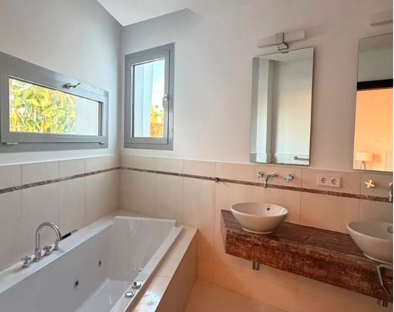 4 Bedroom 6 Bathroom Villa in Marbella - Caza De Casa