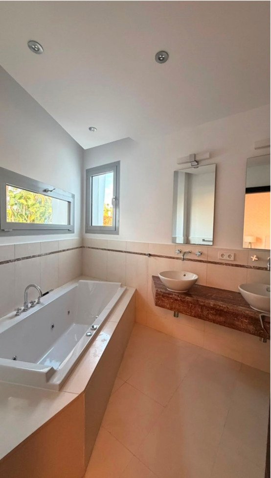 4 Bedroom 6 Bathroom Villa in Marbella - Caza De Casa