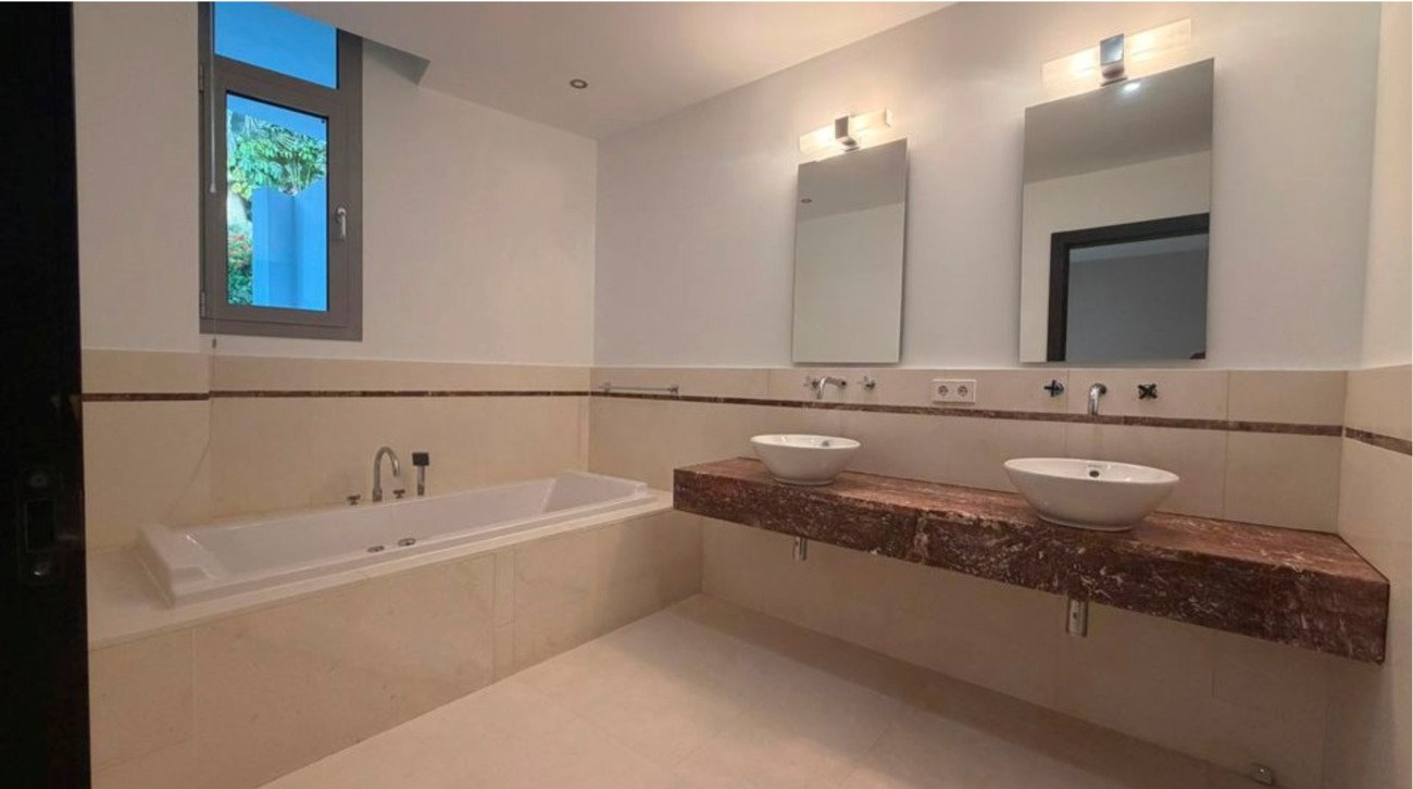 4 Bedroom 6 Bathroom Villa in Marbella - Caza De Casa