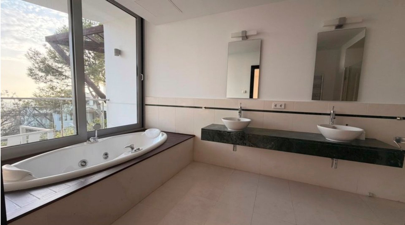 4 Bedroom 6 Bathroom Villa in Marbella - Caza De Casa