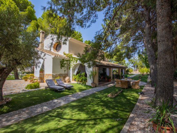 6 Bed 1 Bath Villa in Mula - Caza De Casa