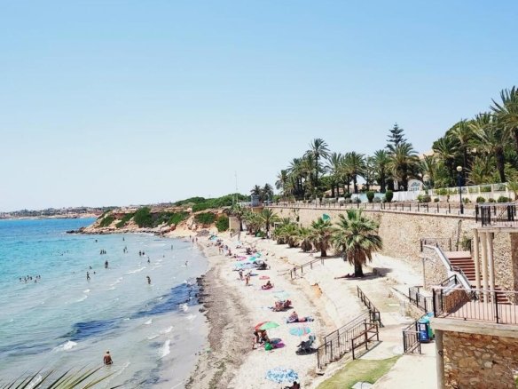 4 Bedroom 2 Bathroom Villa in Orihuela Costa - Caza De Casa