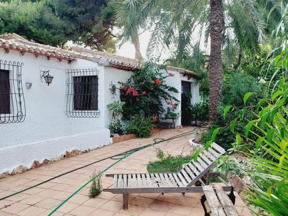 4 Bedroom 2 Bathroom Villa in Orihuela Costa - Caza De Casa