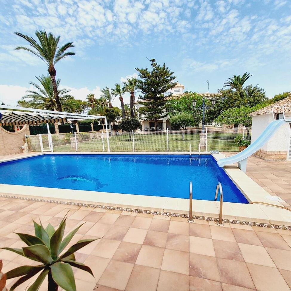 7 Bedroom 3 Bathroom Villa in Orihuela Costa - Caza De Casa