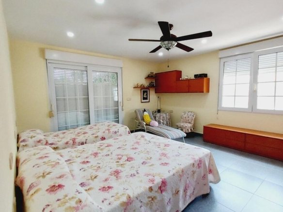 7 Bedroom 3 Bathroom Villa in Orihuela Costa - Caza De Casa