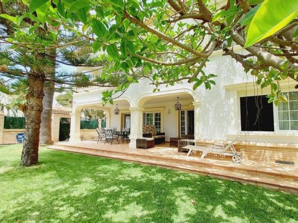 7 Bedroom 3 Bathroom Villa in Orihuela Costa - Caza De Casa