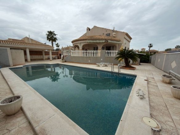 5 Bed 3 Bath Villa in Playa Flamenca - Caza De Casa