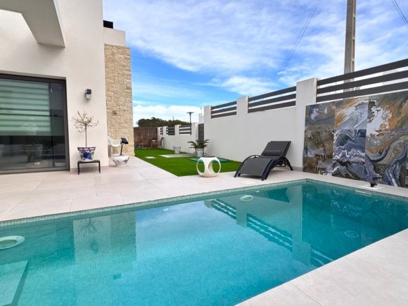 3 Bedroom 2 Bathroom Villa in San Miguel de Salinas - Caza De Casa