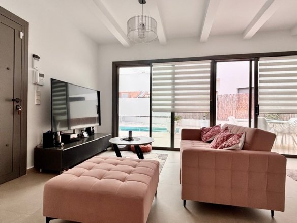 3 Bedroom 2 Bathroom Villa in San Miguel de Salinas - Caza De Casa
