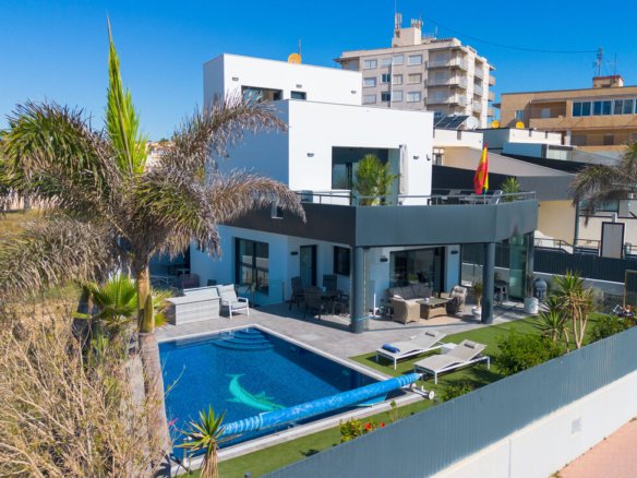 4 Bed 3 Bath Villa in Torrevieja - Caza De Casa