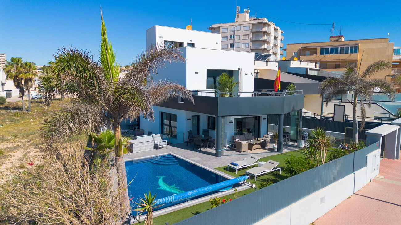 4 Bedroom 3 Bathroom Villa in Torrevieja - Caza De Casa