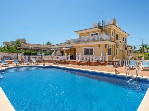 6 Bedroom 6 Bathroom Villa in Torrevieja - Caza De Casa