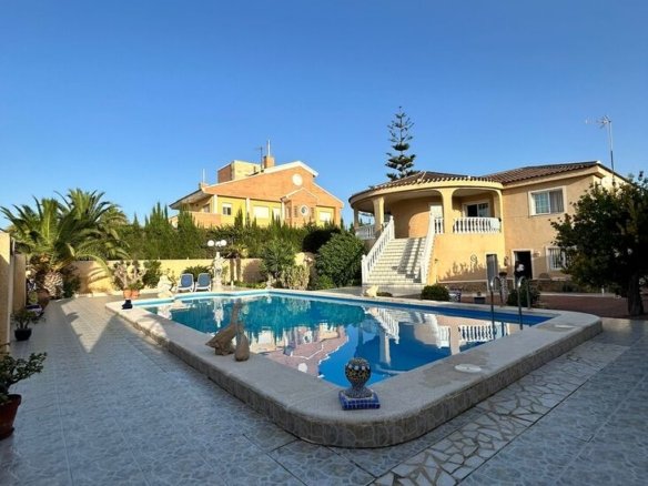 3 Bed 2 Bath Villa in Torrevieja - Caza De Casa