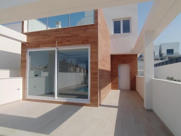 3 Bedroom 2 Bathroom Villa Penthouse in Torrevieja - Caza De Casa