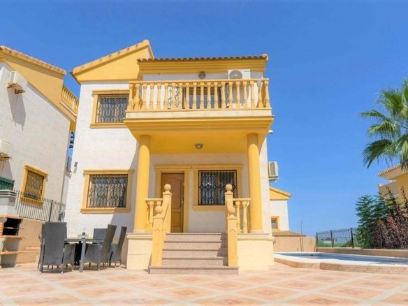 3 Bedroom 2 Bathroom Villa in Villamartin - Caza De Casa