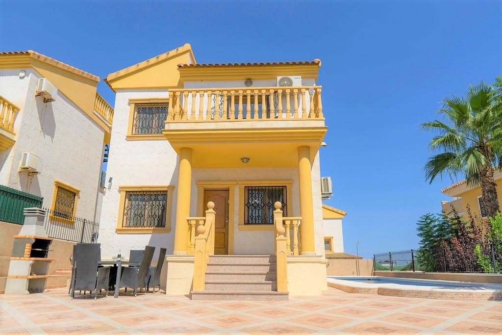 3 Bedroom 2 Bathroom Villa in Villamartin - Caza De Casa